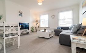 Light And Airy 1 Bedroom Flat 700M From The Beach